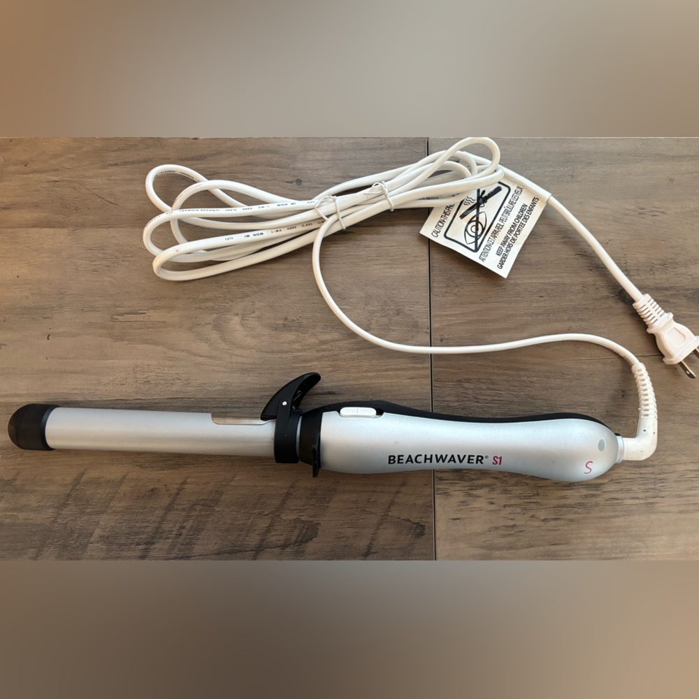 Beachwaver S1 rotating curling iron, easy to use, auto shut off! Never used!